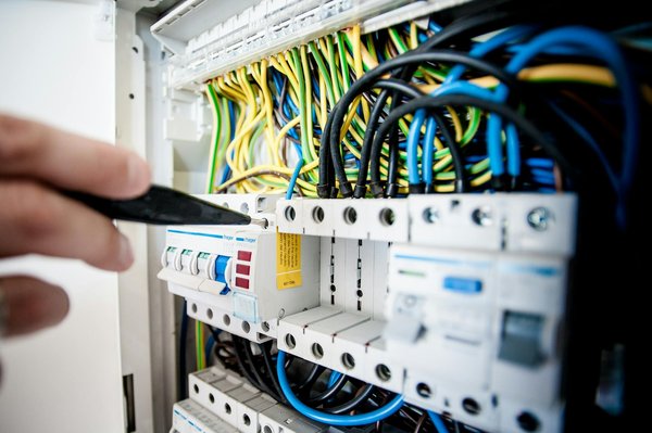 Comment trouver un électricien professionnel de confiance en Savoie ?